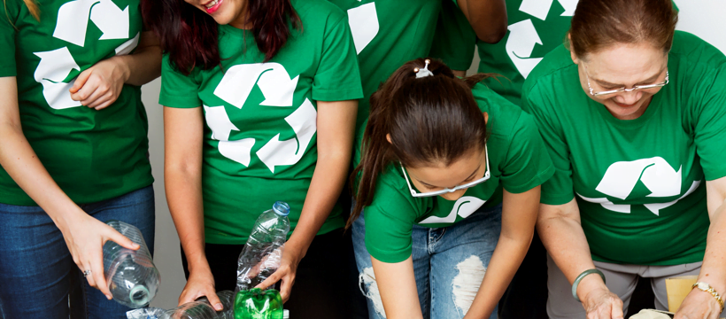 Mulheres com camiseta verde reciclando