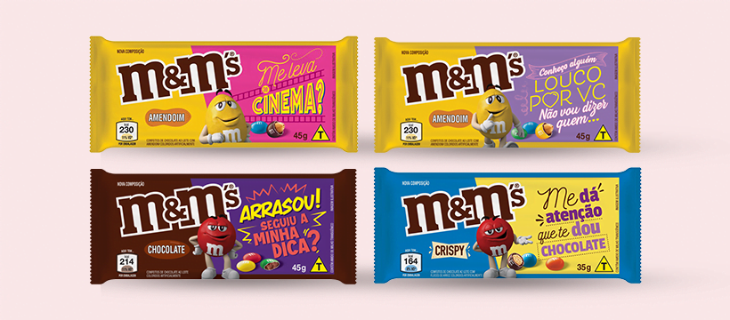 quatro embalagens de M&M's personalizadas com mensagens de correio elegante