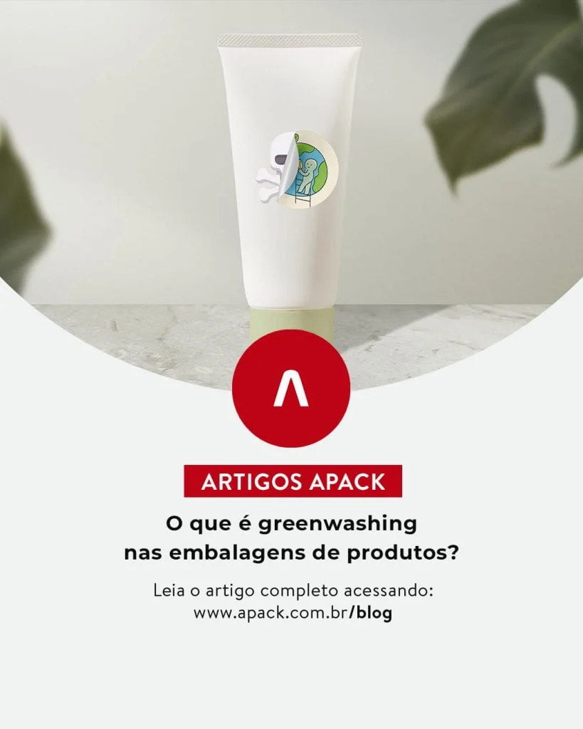 Embalagem branca sobre uma mesa com uma etiqueta adesiva de planeta Terra descolando e por baixo da etiqueta tem uma caveira que representa o greenwashing nas embalagens de produtos. Embaixo há o logo da Apack, o letreiro "Artigos Apack" e o título do artigo.