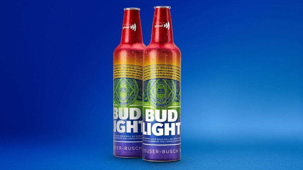 Bud Light: Brindando à Diversidade com uma Embalagem Inspiradora
Embalagens do Orgulho produzidas pela Bud Light. Na imagem há duas garrafas bem coloridas simbolizando as cores da bandeira LGBT, em um fundo azul. Marcas que Celebram a Diversidade